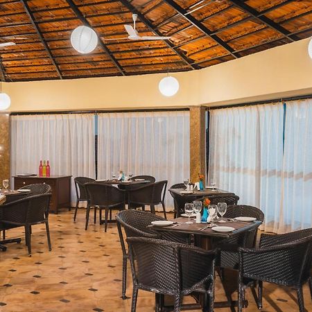 Coconut Grove Beach Resort Колва Екстериор снимка