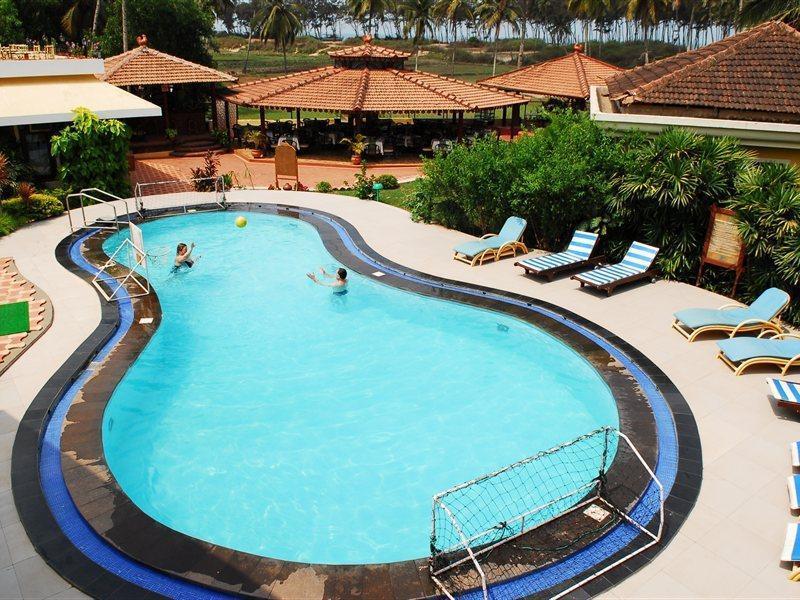 Coconut Grove Beach Resort Колва Екстериор снимка