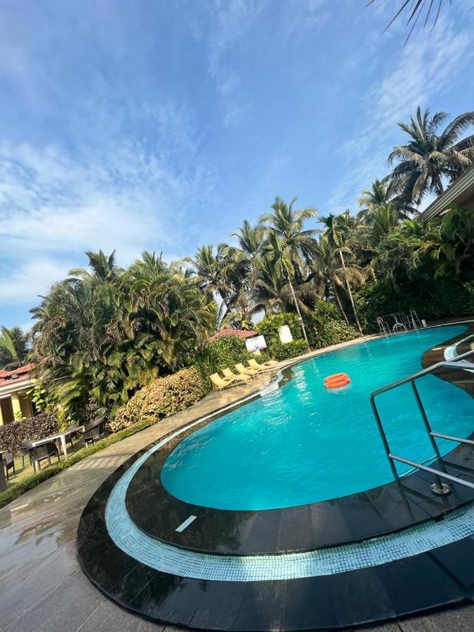 Coconut Grove Beach Resort Колва Екстериор снимка