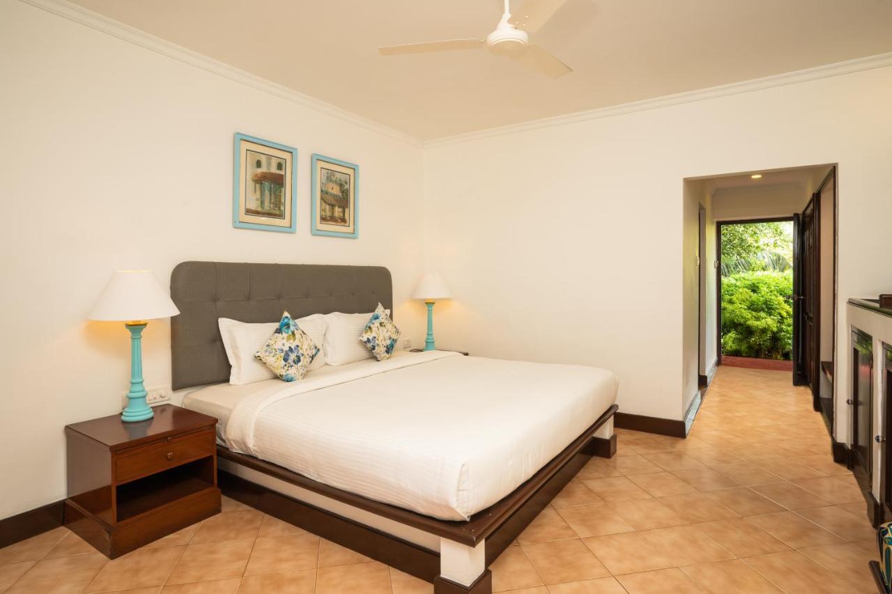 Coconut Grove Beach Resort Колва Екстериор снимка
