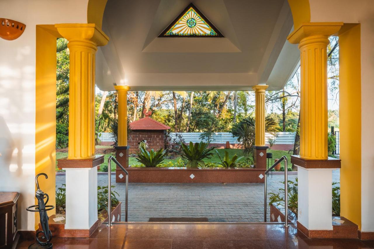Coconut Grove Beach Resort Колва Екстериор снимка